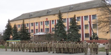 У Тернополі військових строковиків відправили у запас
