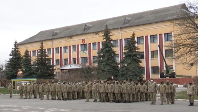У Тернополі військових строковиків відправили у запас