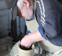 Як гончар із Тернопільщини перетворює глину на пісню