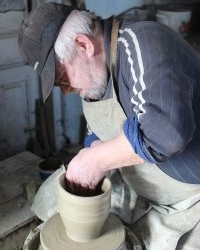 Як гончар із Тернопільщини перетворює глину на пісню