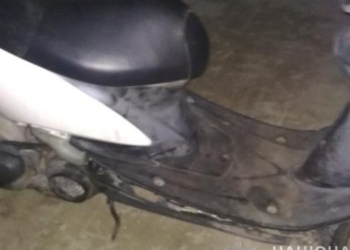 У ДТП на Тернопільщині розбився скутерист: чоловік в’їхав у бетонну огорожу (Фото)