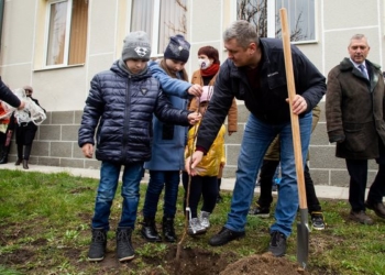 На Тернопільщині висадили саджанці Лесиної груші