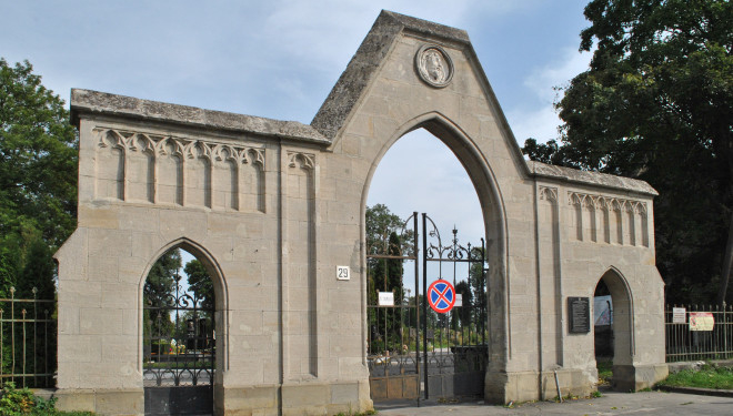 У Тернополі вандал пошкодив могили на місцевому кладовищі