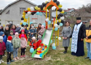 В с. Ліщанці, завдяки фінансовій підтримці ТзОВ «Бучачагрохлібпром» облаштовано Дитячий майданчик (Фото)