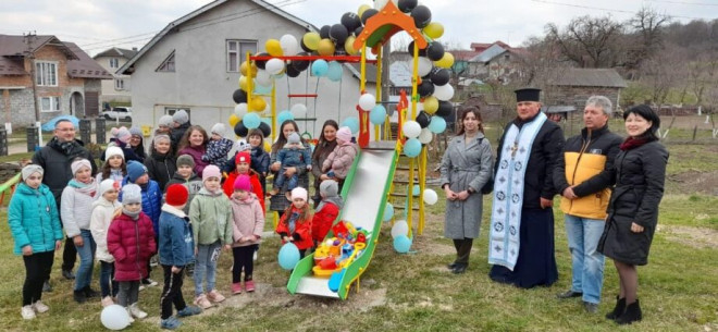В с. Ліщанці, завдяки фінансовій підтримці ТзОВ «Бучачагрохлібпром» облаштовано Дитячий майданчик (Фото)