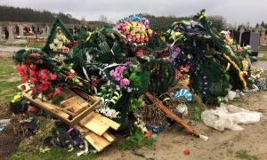Тернополян закликають не нести штучні квіти на кладовища