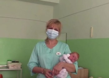 Голубі оченята та руде волосся: що відомо про немовля, якого мати залишила у “Вікні життя” в Тернополі (Відео)