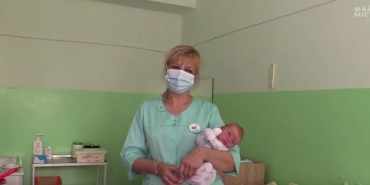 Голубі оченята та руде волосся: що відомо про немовля, якого мати залишила у “Вікні життя” в Тернополі (Відео)