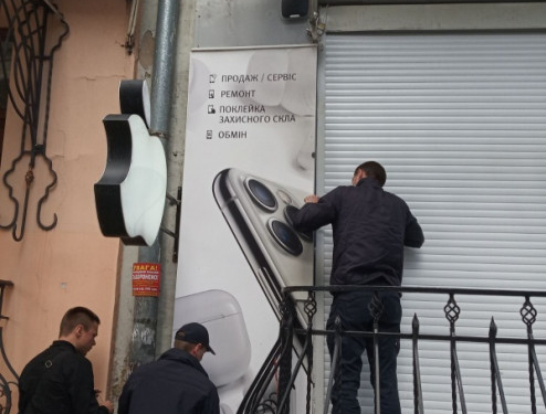 У Тернополі триває демонтаж рекламних конструкцій