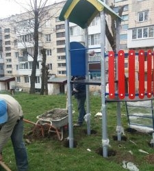 Зміни тривають: у Тернополі встановили новий дитячий майданчик