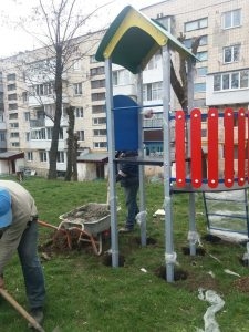 Зміни тривають: у Тернополі встановили новий дитячий майданчик