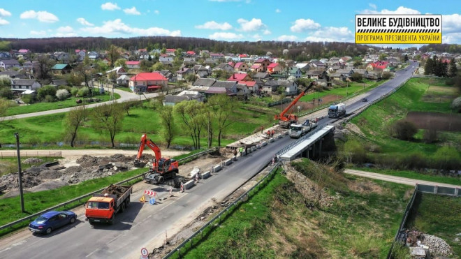 У Підгородньому продовжується ремонт мосту