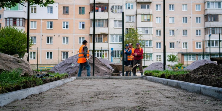 У Тернополі облаштовують нову ігрову дитячу зону
