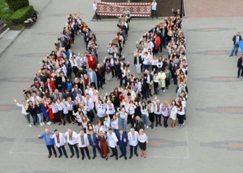 З повагою до вишиванки: у Тернополі організували тематичний флешмоб