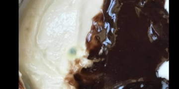 Тернополянка попереджає про зіпсовані дитячі продукти на полицях магазину (Фото)