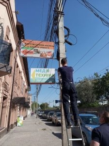 У Тернополі продовжують демонтаж реклами