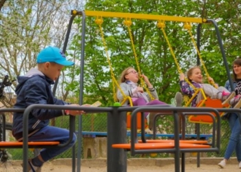 У Тернополі продовжують встановлювати дитячі та спортивні майданчики