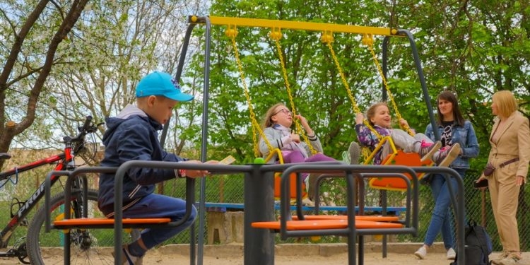 У Тернополі продовжують встановлювати дитячі та спортивні майданчики