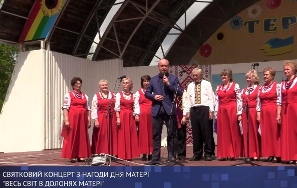 Святковий концерт «Весь світ в долонях матері» подарували тернополянам працівники та відвідувачі міського територіального центру соціального обслуговування населення