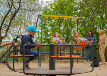 У Тернополі влаштували новий сучасний дитячий майданчик