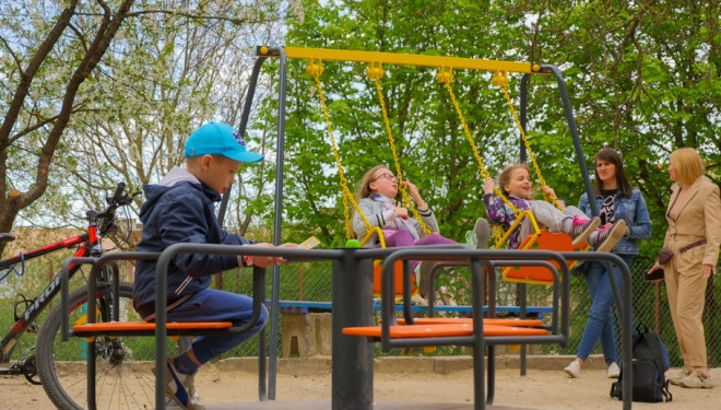 У Тернополі влаштували новий сучасний дитячий майданчик
