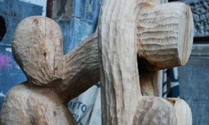 Американський скульптор Ліланд Беті в Тернополі перетворює сухі дерева на об’єкти мистецтва