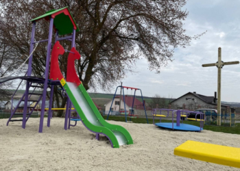 У Стегниківцях – новий дитячий майданчик!