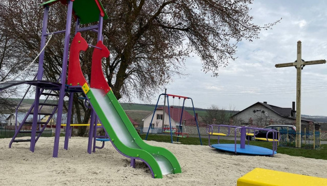 У Стегниківцях – новий дитячий майданчик!