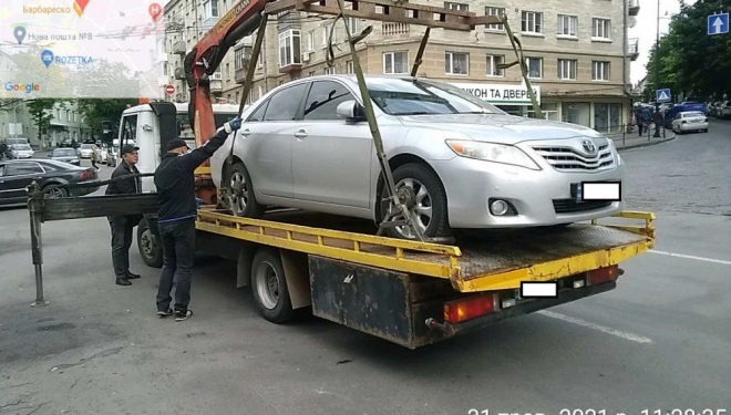 У Тернополі продовжують порушувати правила паркування авто