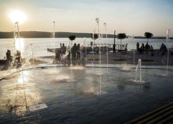 Межі дозволеного: у Тернополі діти розбирали бруківку у водограї (відео)
