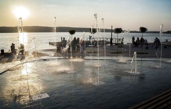 Межі дозволеного: у Тернополі діти розбирали бруківку у водограї (відео)