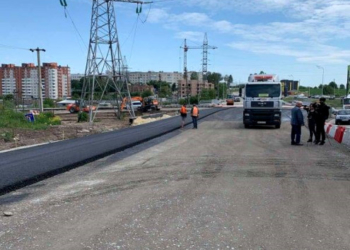 На під’їзді до Гаївського шляхопроводу зі сторони вул. Об’їзної проводиться влаштування нижнього шару асфальтбетонного покриття