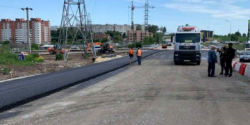 На під’їзді до Гаївського шляхопроводу зі сторони вул. Об’їзної проводиться влаштування нижнього шару асфальтбетонного покриття