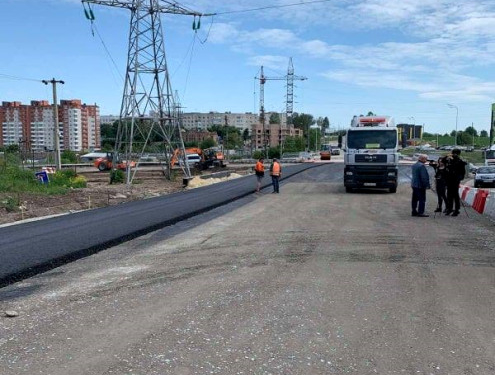 На під’їзді до Гаївського шляхопроводу зі сторони вул. Об’їзної проводиться влаштування нижнього шару асфальтбетонного покриття
