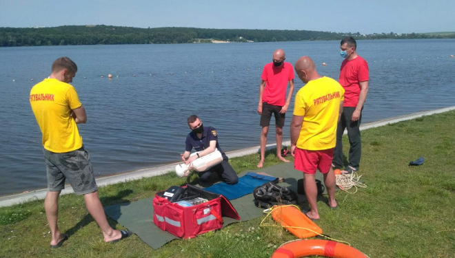 У Тернополі навчали плавців-рятувальників