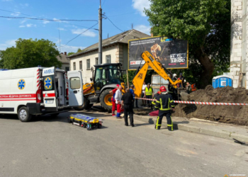 У Тернополі чоловік опинився під завалами землі
