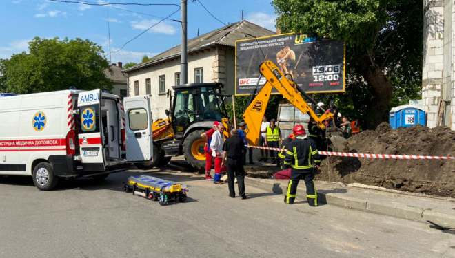 У Тернополі чоловік опинився під завалами землі