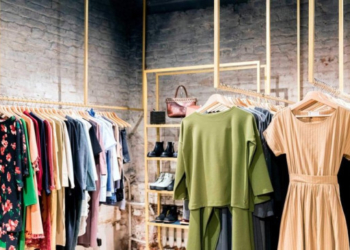 У Тернополі потребуючі можуть безкоштовно отримати одяг