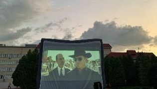 Студентське дозвілля: у Тернополі показали кіно просто неба