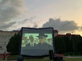 Студентське дозвілля: у Тернополі показали кіно просто неба