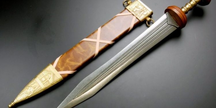 Житель Тернопільщини придбав на ринку римського меча і потрапив до суду