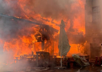 Пожежа у центрі Тернополя: згорів відомий заклад харчування (Відео)