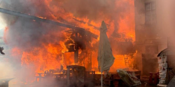 Пожежа у центрі Тернополя: згорів відомий заклад харчування (Відео)