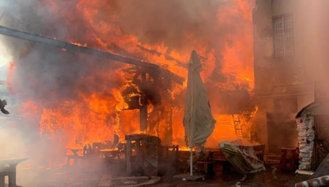 Пожежа у центрі Тернополя: згорів відомий заклад харчування (Відео)