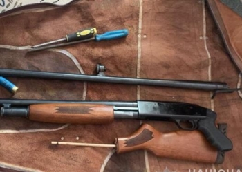 На Тернопільщині чоловік неодноразово обстріляв житловий будинок (Фото)