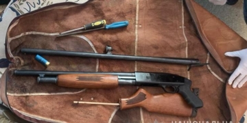 На Тернопільщині чоловік неодноразово обстріляв житловий будинок (Фото)