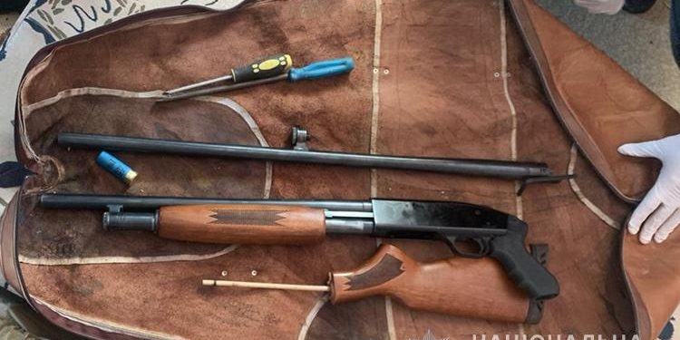 На Тернопільщині чоловік неодноразово обстріляв житловий будинок (Фото)