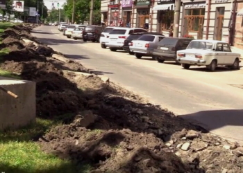На вулиці С. Крушельницької у Тернополі оновлюють технічну смугу