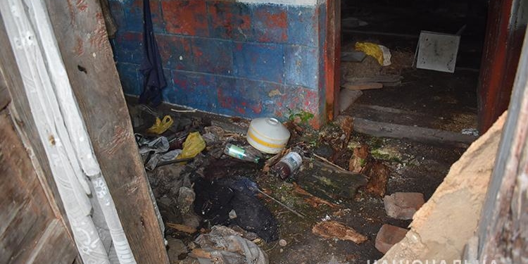 На Тернопільщині чоловік у батьківському домі сокирою зарубав однокласника