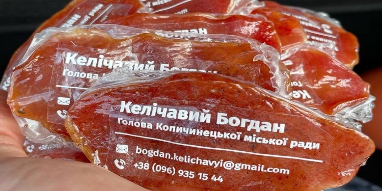 На Тернопільщині голова громади виготовив візитки із в’яленого м’яса